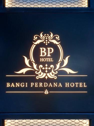 una señal para el hotel bp en una pared azul en Bangi Perdana Hotel en Bangi