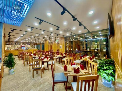ห้องอาหารหรือที่รับประทานอาหารของ Royal Khanh Hotel