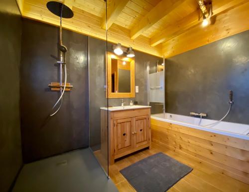 Phòng tắm tại Le Hygge Chalet Gérardmer-Spa