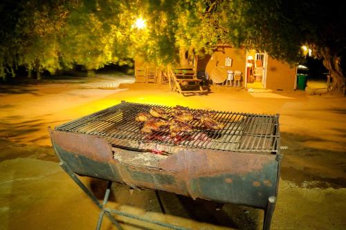 - un grill avec de la viande au-dessus dans l'établissement Yala Dream Park, à Yala