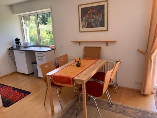 a kitchen with a wooden table and chairs in a room at Ferienwohnung im Westallgäu in Gestratz