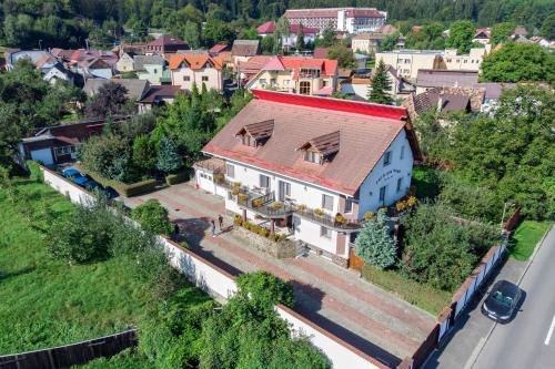 eine Luftansicht eines Hauses in einer Stadt in der Unterkunft Casa Din Noua in Braşov