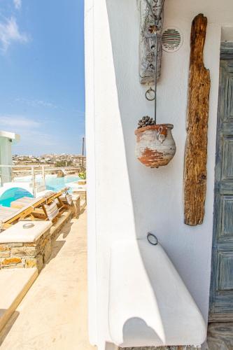 a wall with a vase on a wall at Peristeronas Village in Klouvas