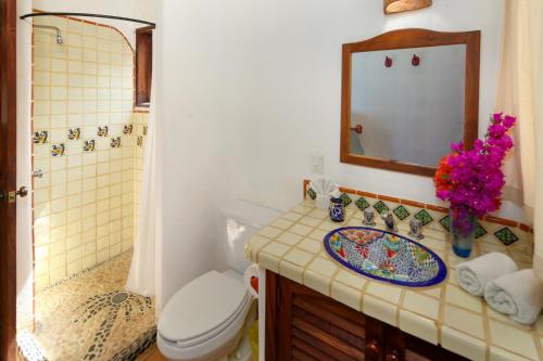 Koupelna v ubytování Villas del Rio 1BR1BA with dipping pool 1 block from beach New Listing