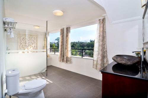 A bathroom at Bali Spirit Hotel and Spa, Ubud