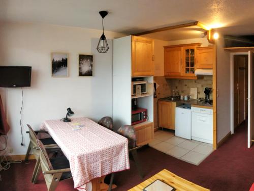 une cuisine avec une table et une table ainsi qu'une chambre dans l'établissement Glaciers Cocoon, à Val Thorens