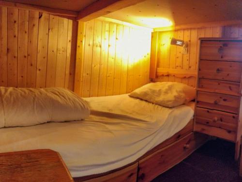 a bedroom with a bed and a dresser at Glaciers Cocoon in Val Thorens