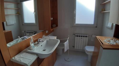 uma casa de banho com um lavatório e um WC em Da Federico em Trieste