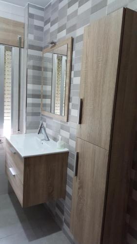 a bathroom with a sink and a mirror at Casa Páez in Pasantes