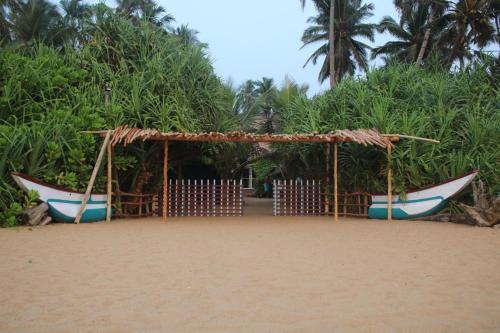 Jardín al aire libre en Happy Cocos Beach House