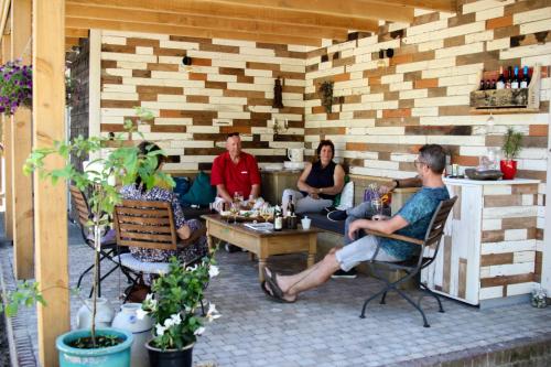 een groep mensen op een patio bij B&B Perron 22 in Vierlingsbeek