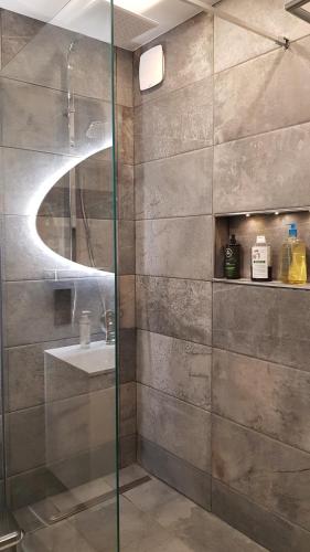 une salle de bain avec une douche en verre et un lavabo dans l'établissement Paris On Top, à Paris