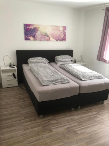 ein Schlafzimmer mit 2 Betten und einem Wandgemälde in der Unterkunft Ferienwohnung Top 3 in Lungötz