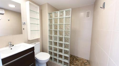 een badkamer met toilet en wastafel bij Rocamaura II 2 8 inmoestartit in L'Estartit