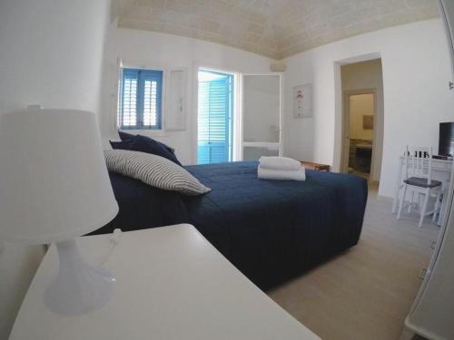 ein Schlafzimmer mit einem Bett und einem Tisch darin in der Unterkunft La Casa del Purpaiolo in Favignana