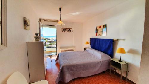 - une chambre avec un lit doté de draps bleus et une fenêtre dans l'établissement Rocamaura II 2 8 inmoestartit, à L'Estartit