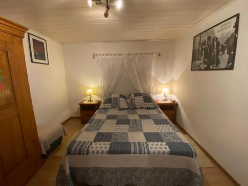 ein Schlafzimmer mit einem Bett und zwei Lampen an zwei Tischen in der Unterkunft Gite Lammer in Artolsheim