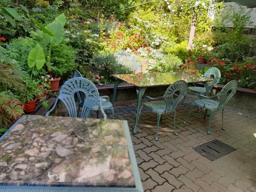 a patio with a table and chairs and plants at Guest House Diel in Veliko Tŭrnovo