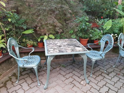 a table and four chairs sitting on a patio at Guest House Diel in Veliko Tŭrnovo