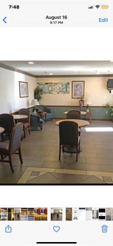 une photo d'une salle d'attente avec des tables et des chaises dans l'établissement America's Inn - Birmingham, à Birmingham