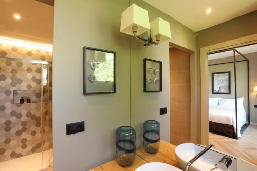 een badkamer met een wastafel en een douche bij Villa Carla @ Barolo in Barolo