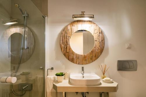 a bathroom with a sink and a mirror at Charming Villa Golf & Beach in Cascais