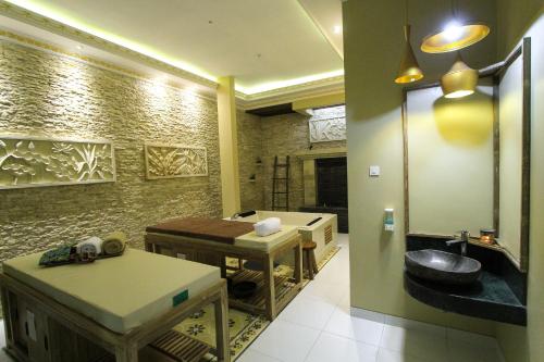 Vonios kambarys apgyvendinimo įstaigoje Ndalem Nuriyyat Villa, Spa & Skin Care