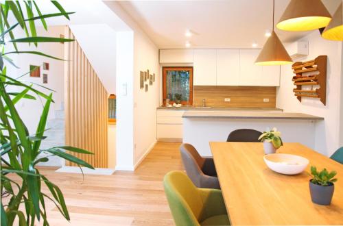 Kuchyň nebo kuchyňský kout v ubytování Apartment Jurijana - New 4-Bedroom Triplex with Sauna & Garden