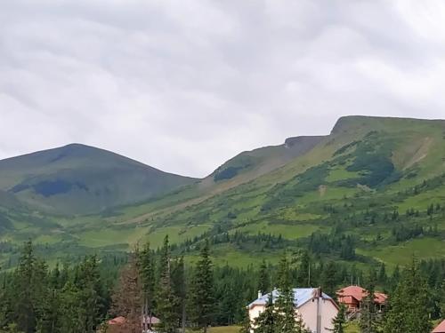Nespecifikovaný výhled na hory nebo výhled na hory při pohledu z hotelu