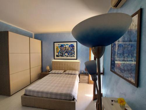 sypialnia z łóżkiem i lampką w obiekcie B&B Desenzano w mieście Desenzano del Garda