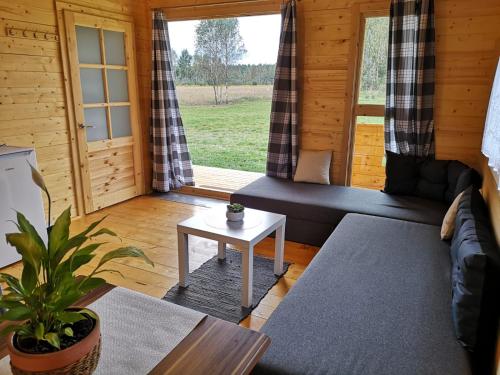 ein Wohnzimmer mit einem Sofa und einem Tisch in der Unterkunft Leśnisko in Niegowa