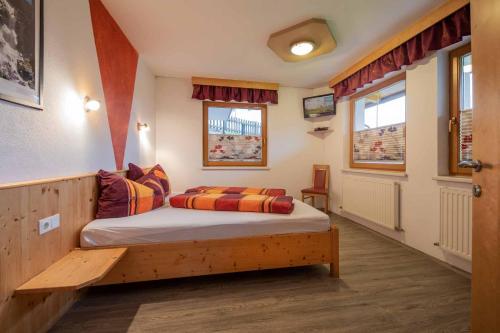 1 dormitorio con cama de madera en una habitación en Appartement Ewald Siller, en Neustift im Stubaital
