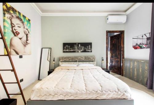 duża biała sypialnia z dużym łóżkiem w obiekcie django apartament w Rzymie