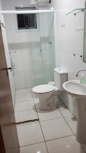 ein Badezimmer mit Toilette, Dusche und Waschbecken in der Unterkunft Apto. De frente pro Mar in Praia Grande