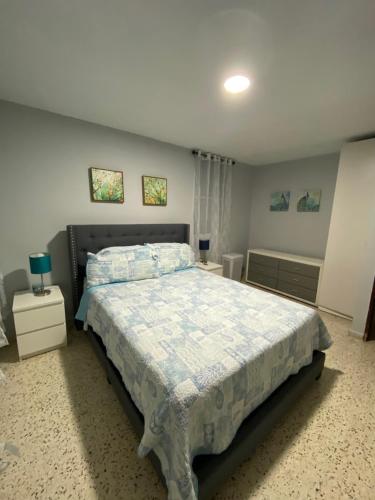 Katil atau katil-katil dalam bilik di Cozy Beach Apartment