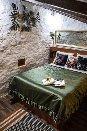 a bedroom with a bed with two towels on it at Montanhas do Xisto - Casa da Eira in Candal