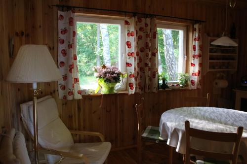 1 dormitorio con 1 cama, 1 silla y 1 ventana en Czerwony Domek, en Tleń