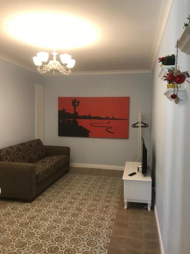 een woonkamer met een bank en een tafel bij Casa di Fló in Bari