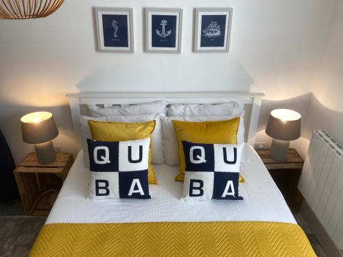 Ein Bett oder Betten in einem Zimmer der Unterkunft "PROSPECT HOUSE" - TWO PRIVATE APARTMENTS in this 17th CENTURY COTTAGE - Apartment 2 has a KIDS CABIN BUNK ROOM - Book both apartments for ONE LARGE HOUSE with Connecting Door In Lobby - PUBLIC PARKING OUTSIDE