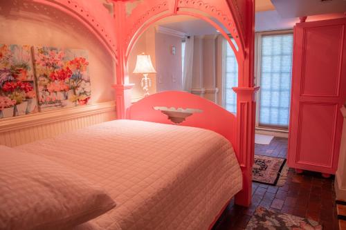 Cama ou camas em um quarto em Justine Inn Savannah