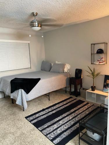 1 dormitorio con cama y alfombra blanca y negra en Golden Bear Inc, en Big Bear Lake