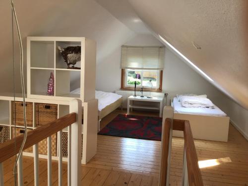 een zolderkamer met een bed en een bureau bij Ferienhaus Fontane in Undeloh