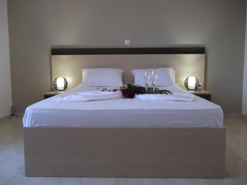 מיטה או מיטות בחדר ב-Kritamos Beach Apartments