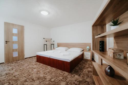 Postel nebo postele na pokoji v ubytování ARD Apartments - Levice