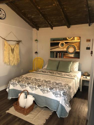 een slaapkamer met een bed en een tafel met een klok bij Private and Secluded Studio in Little Havana - 6V in Miami