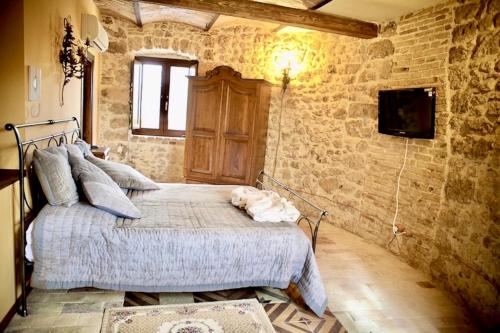 ein Schlafzimmer mit einem Bett, auf dem ein Hund liegt in der Unterkunft Torre dei Sogni B&B in Sulmona