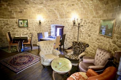 ein Wohnzimmer mit einem Tisch und Stühlen sowie ein Esszimmer in der Unterkunft Torre dei Sogni B&B in Sulmona
