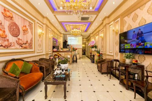 eine Lobby eines Hotels mit Sofas und Tischen in der Unterkunft Indochine Ben Thanh Hotel & Apartments in Ho-Chi-Minh-Stadt