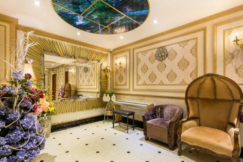um quarto com uma cama, uma mesa e cadeiras em Indochine Ben Thanh Hotel & Apartments em Ho Chi Minh