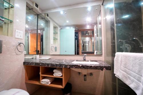 A bathroom at Airport Hotel Grand, New Delhi